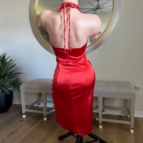 Cache size 8 red satin party dress - Picture 6 of 9